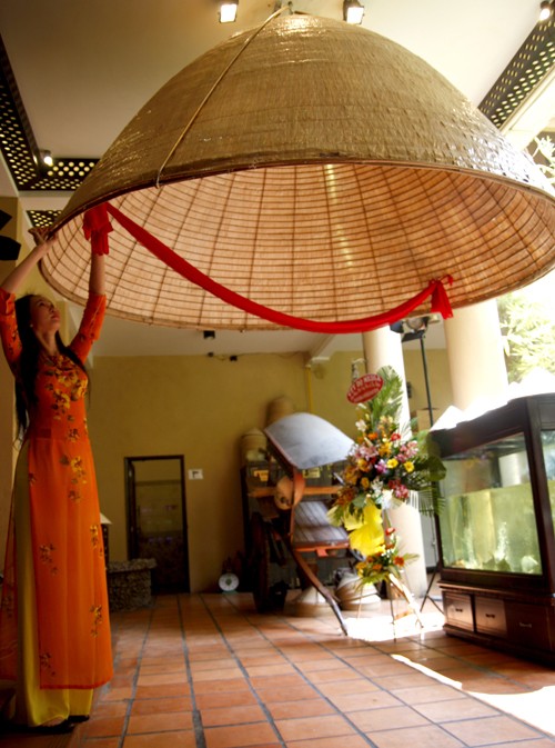 Công nhận chiếc nón bài thơ xứ Huế lớn nhất Việt Nam - ảnh 1